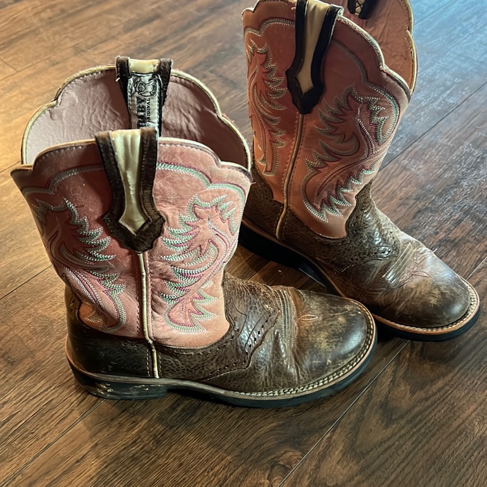 Ariart round toe boots